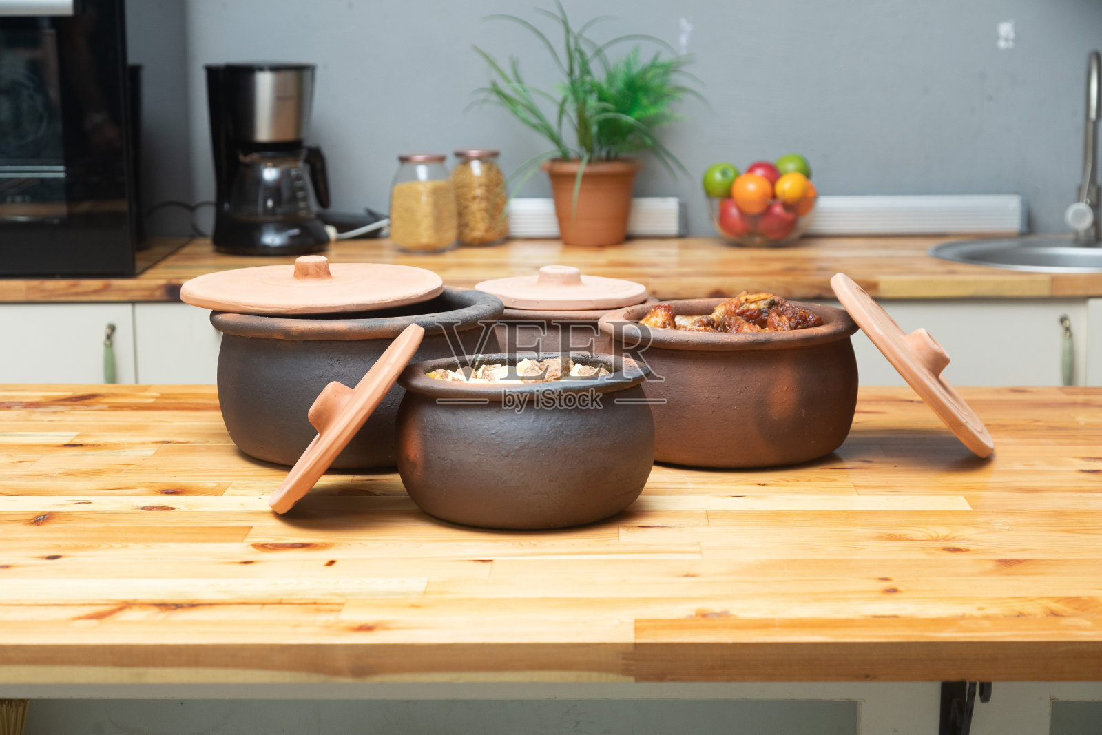 高分辨率的照片熟食在2个陶罐站在柜台上照片摄影图片