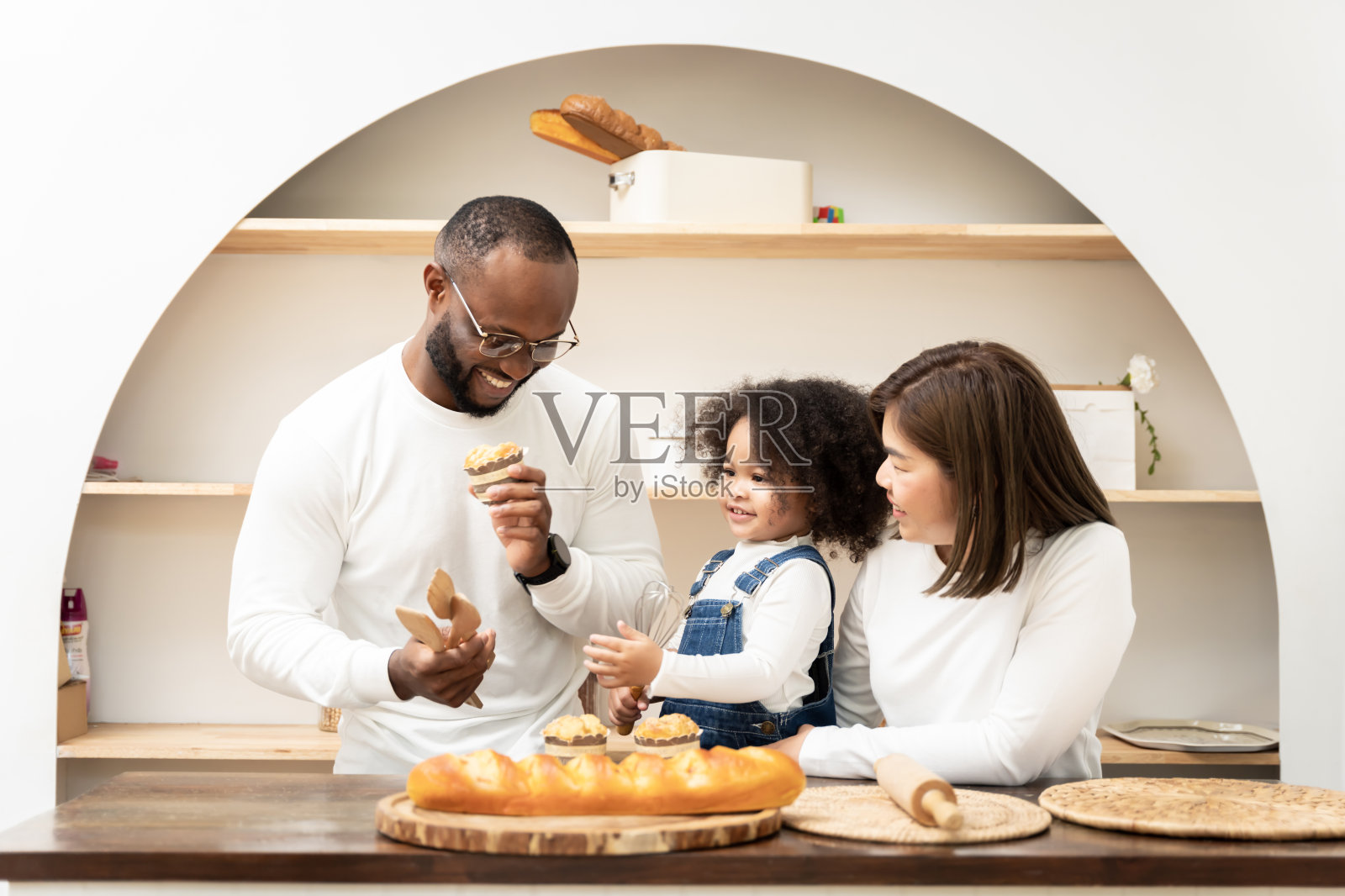 非洲家庭，父亲、母亲、女儿在假日或家庭日在家里或附近一起做各种活动，快乐地。照片摄影图片