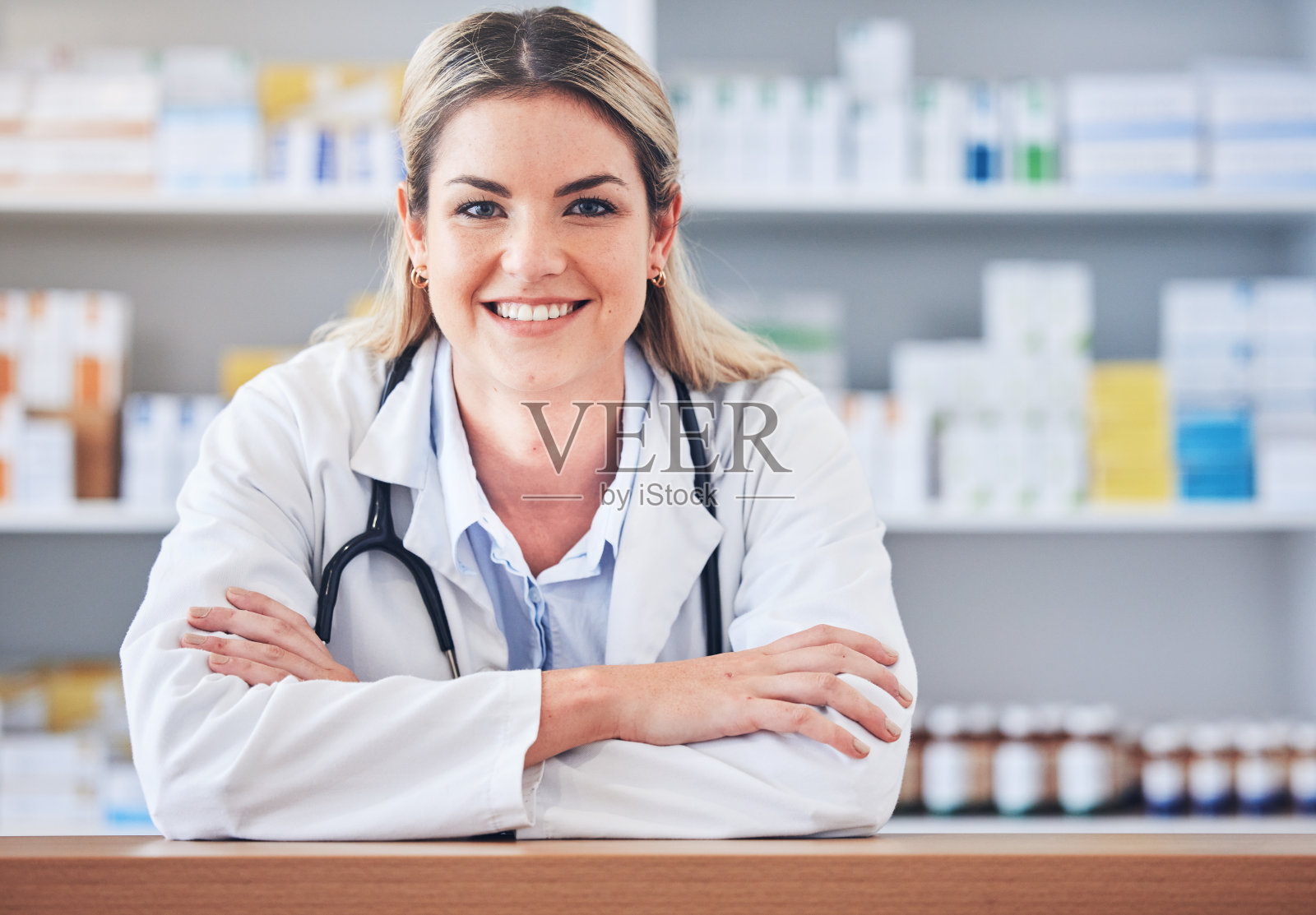 女性、肖像或快乐的药剂师，在药房或健康诊所工作或帮助提供医疗建议。在零售药店里，医生或医护人员脸上带着自豪或目标的微笑照片摄影图片