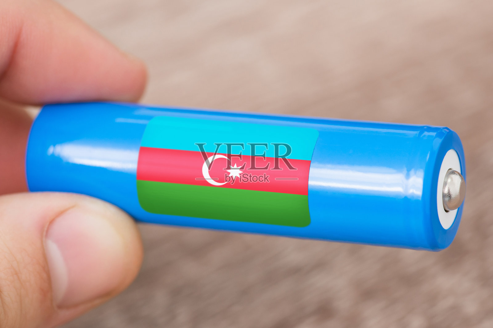 锂离子电池与阿塞拜疆国旗在手照片摄影图片
