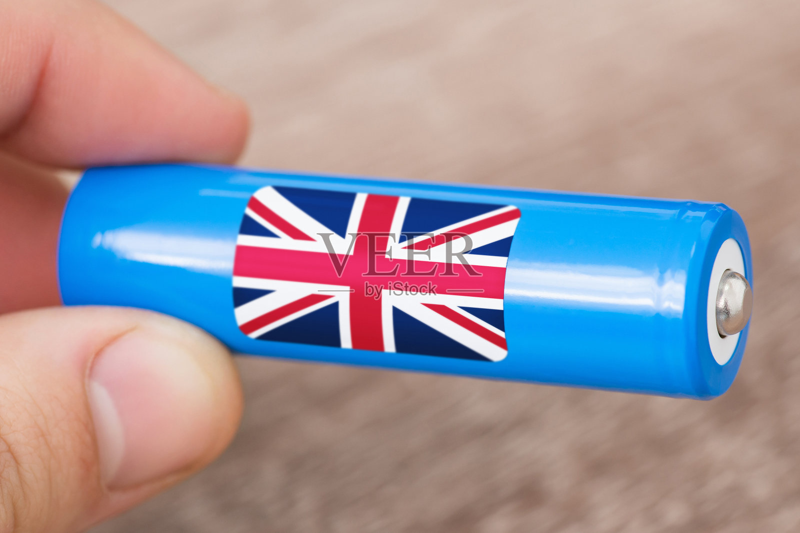 手持英国国旗的锂离子电池照片摄影图片