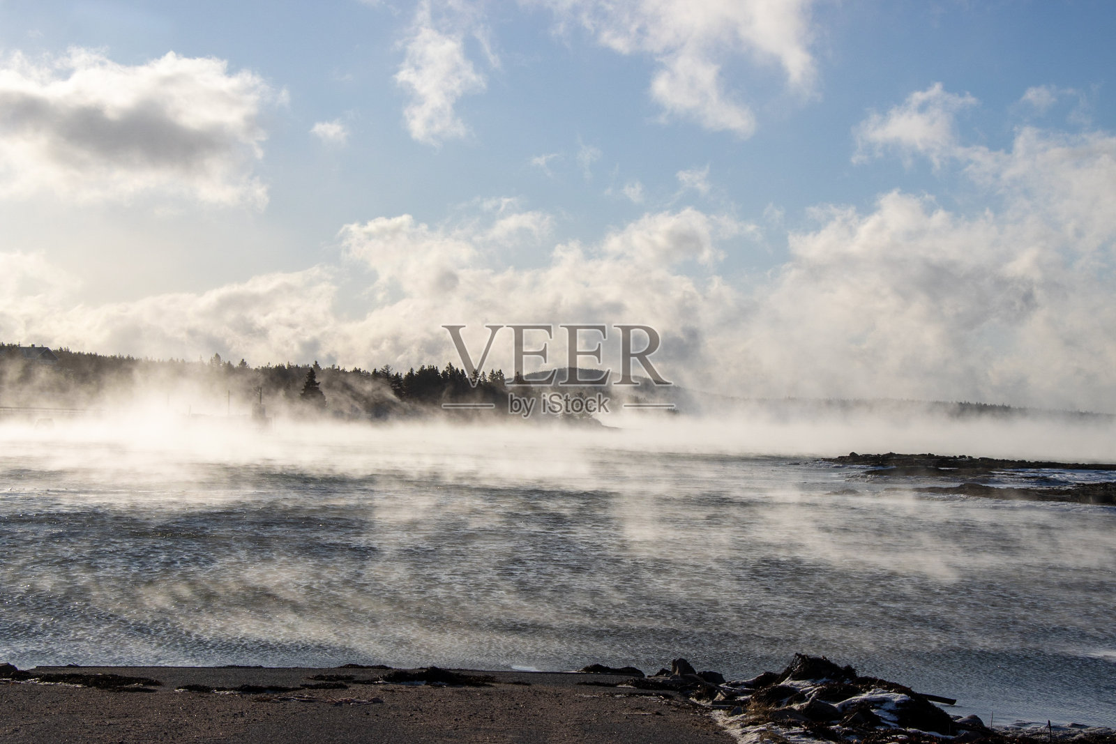 海雾掠过缅因州北部的海岸线照片摄影图片