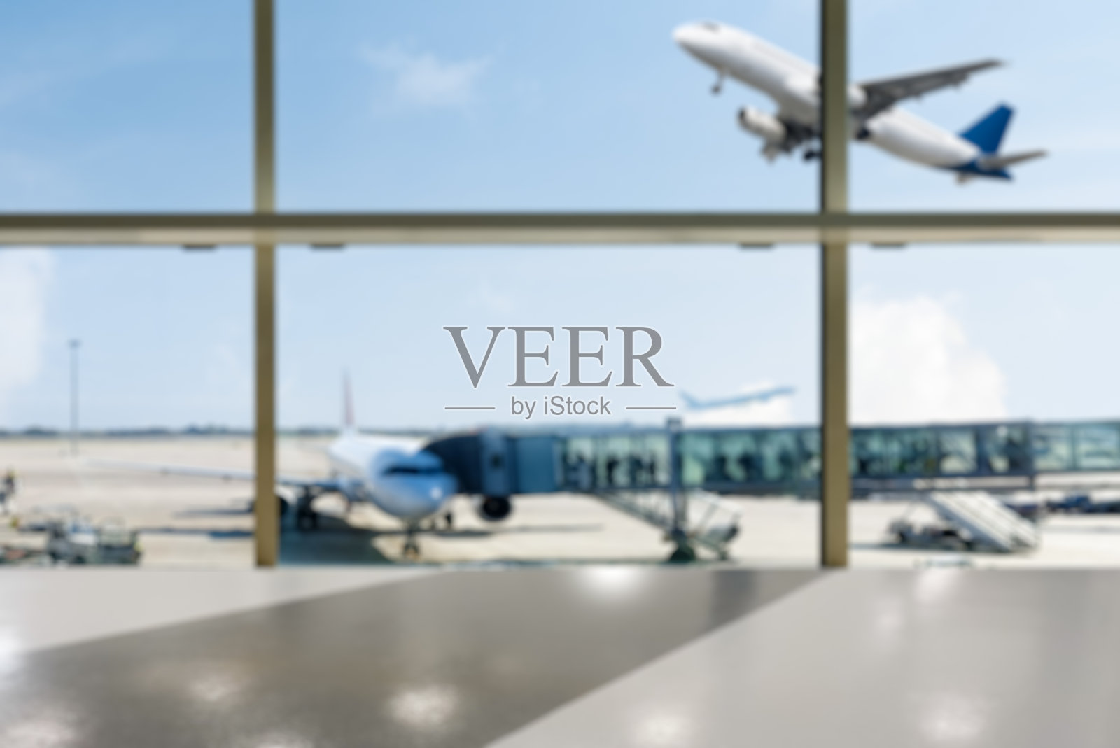 空无一人的机场候机厅，背景是一架飞机。照片摄影图片