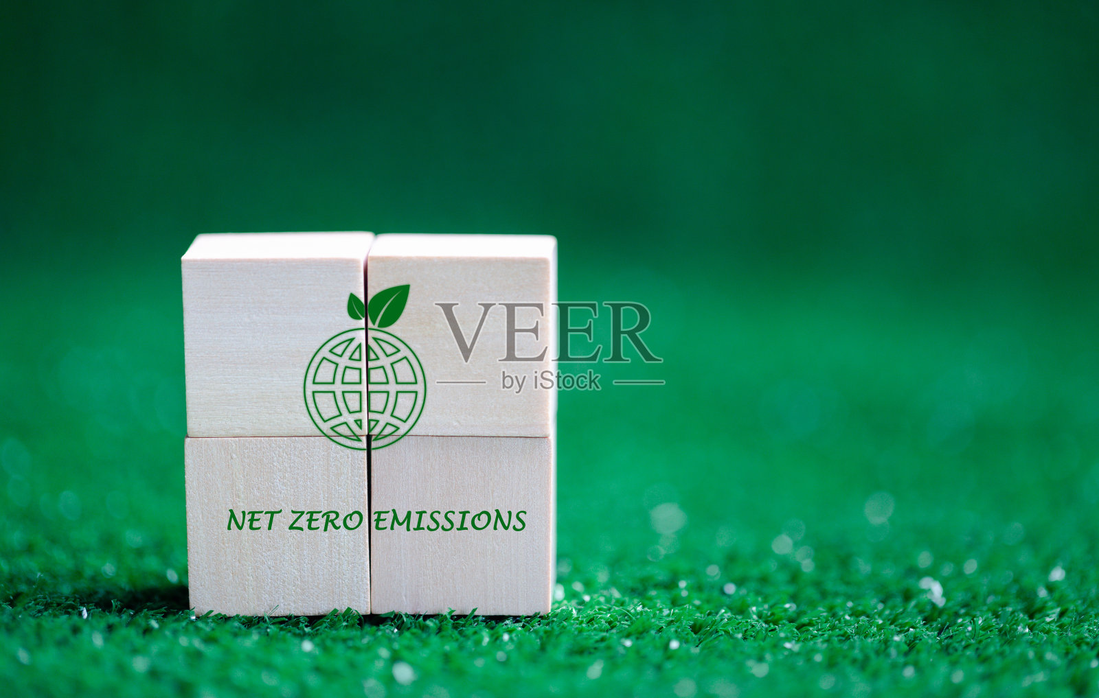 公司的目标是温室气体净零排放。碳信用概念。可交易的证书，以推动工业在效率成本低排放的方向。减少二氧化碳的木质立方体照片摄影图片