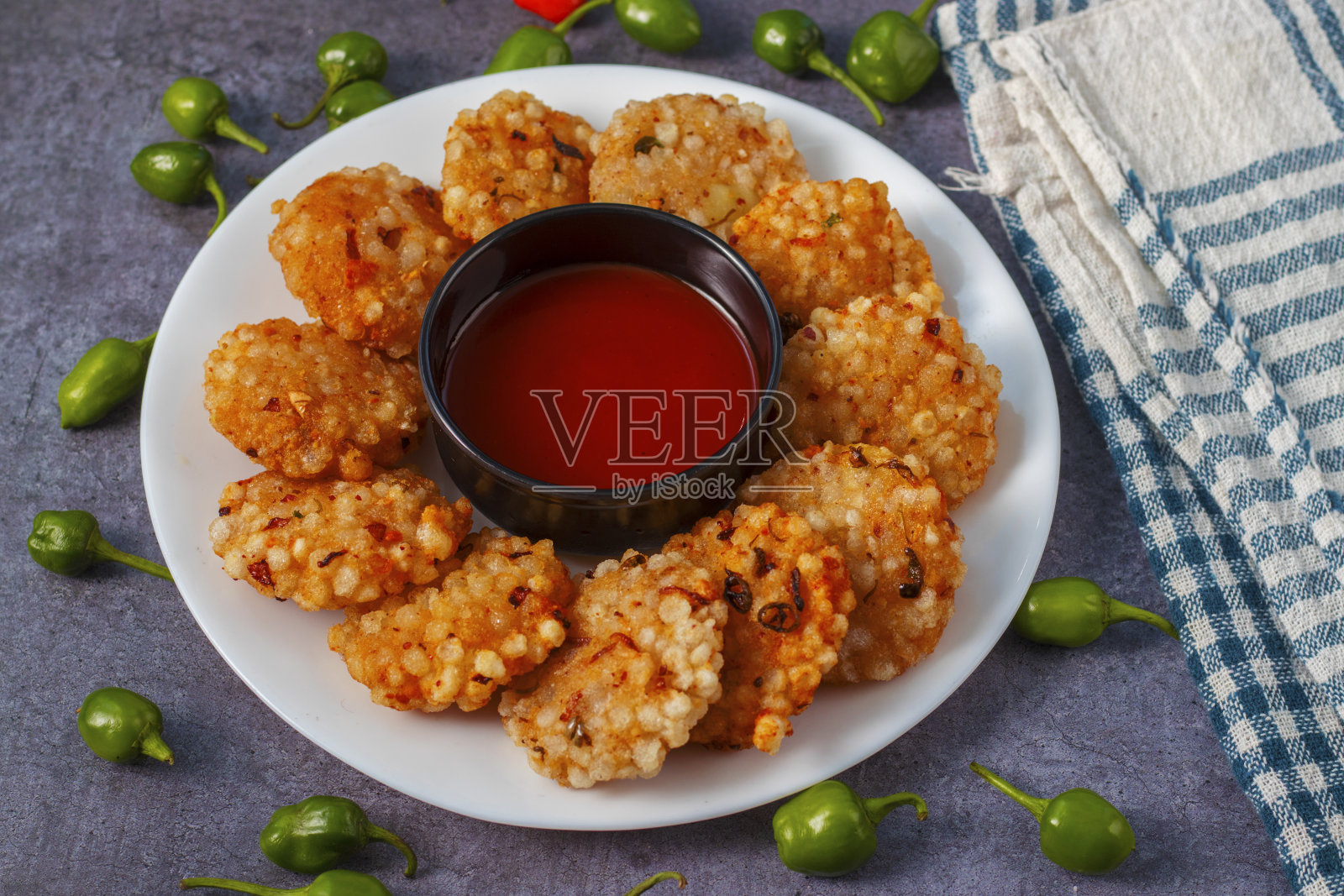 印度流行的节日食品“Sabudana Vada”。用西米和土豆做的。照片摄影图片
