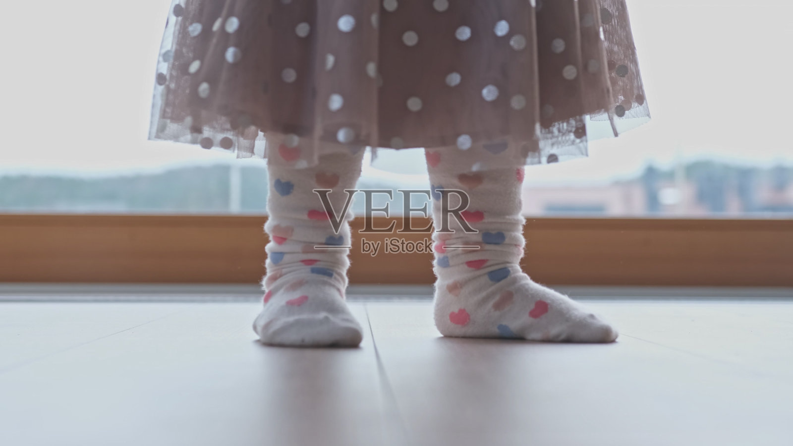 快乐的白人女婴在地板上跳舞照片摄影图片