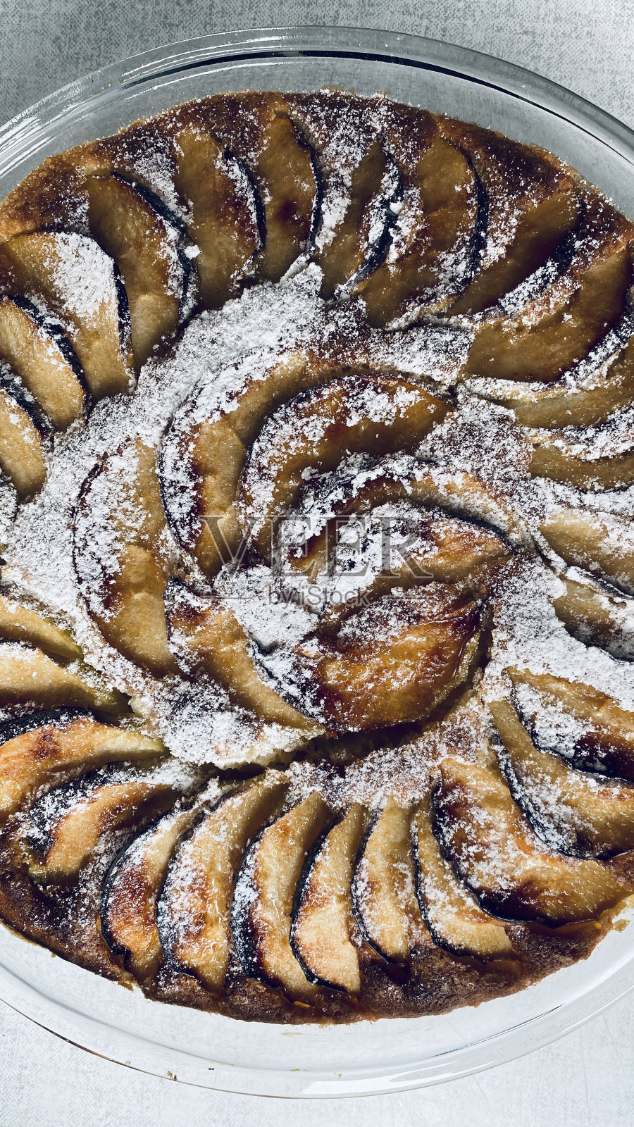 圆形玻璃形状的苹果派照片摄影图片