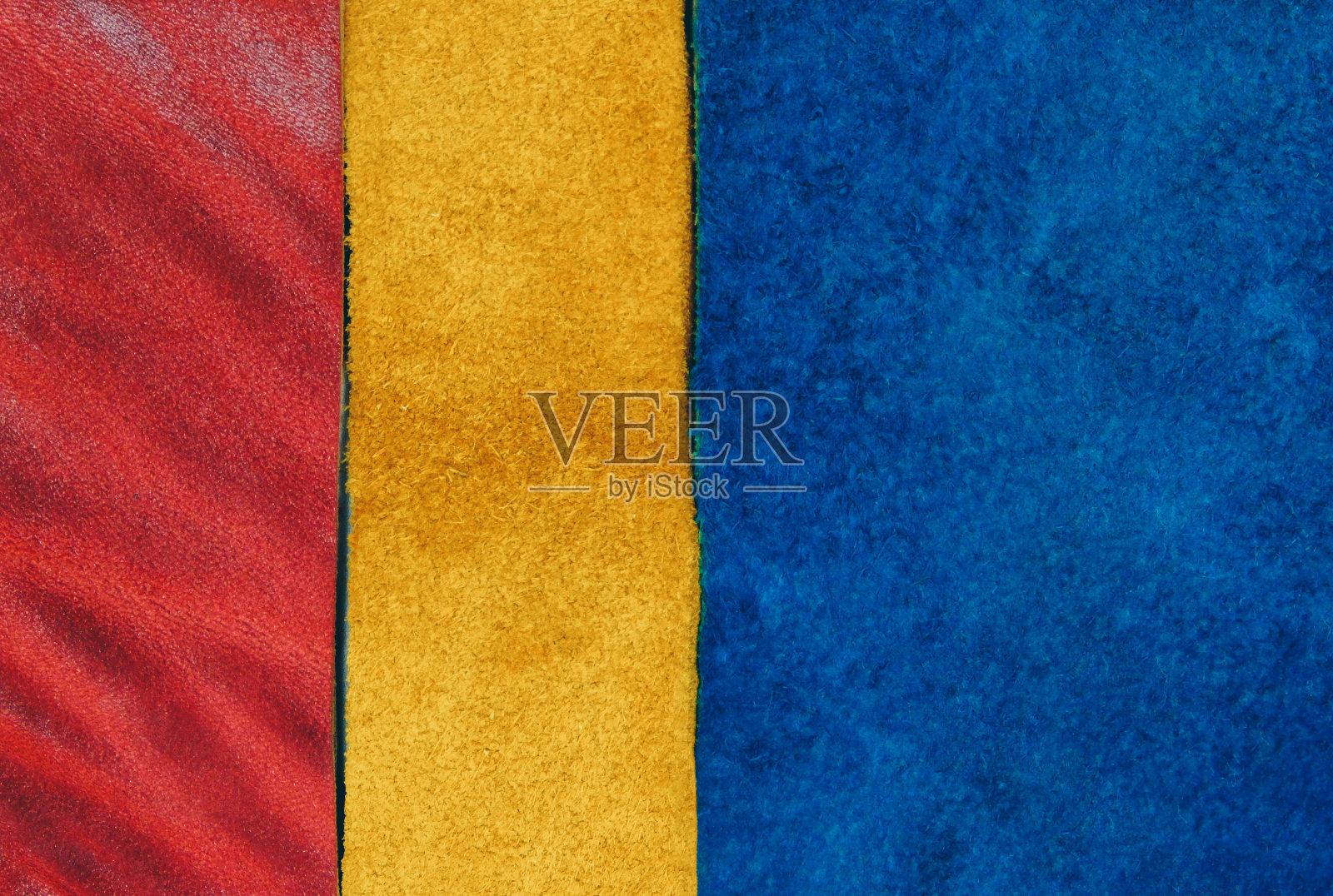 各式各样的皮肤。生皮。蓝色、黄色和红色皮革件。彩色皮革片照片摄影图片