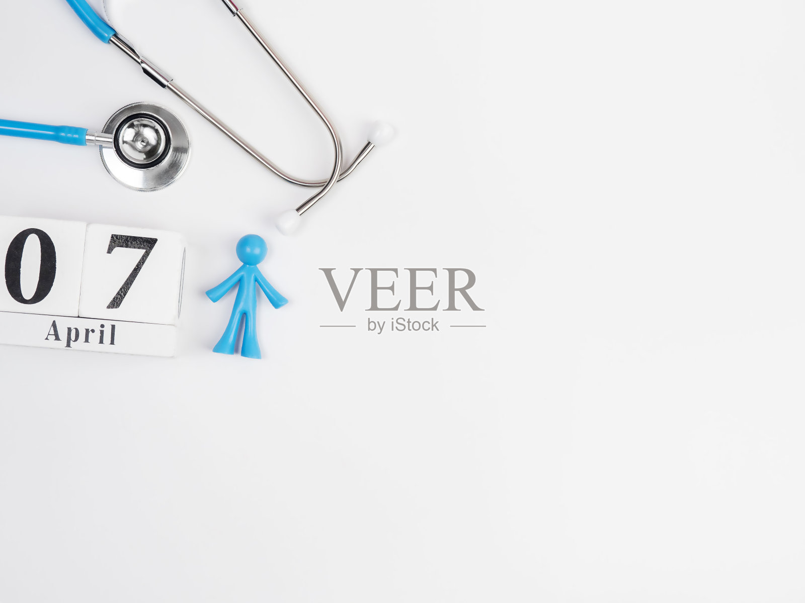 浅颜色的日历和人物背景上有心形的Stetascope。医学的概念，治愈，健康。世界卫生日。照片摄影图片