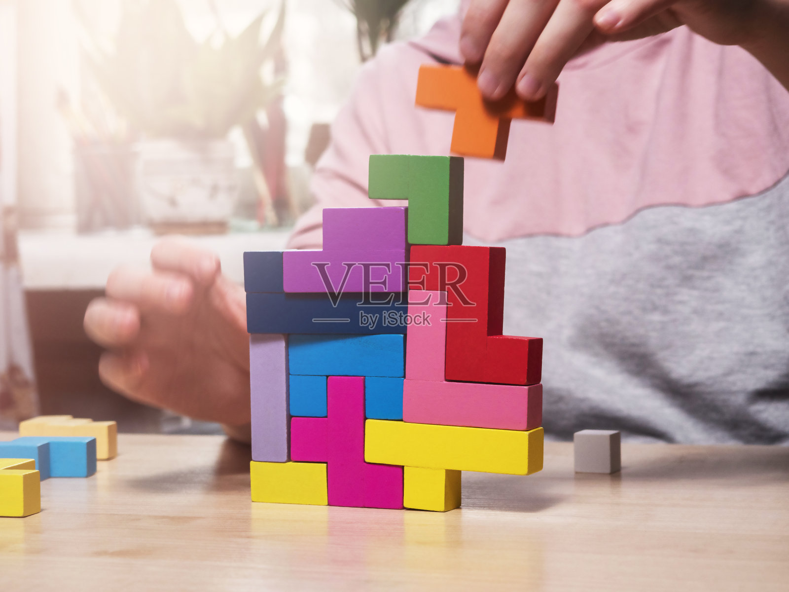 棋盘游戏，几何形状的塔。发展性桌游。照片摄影图片