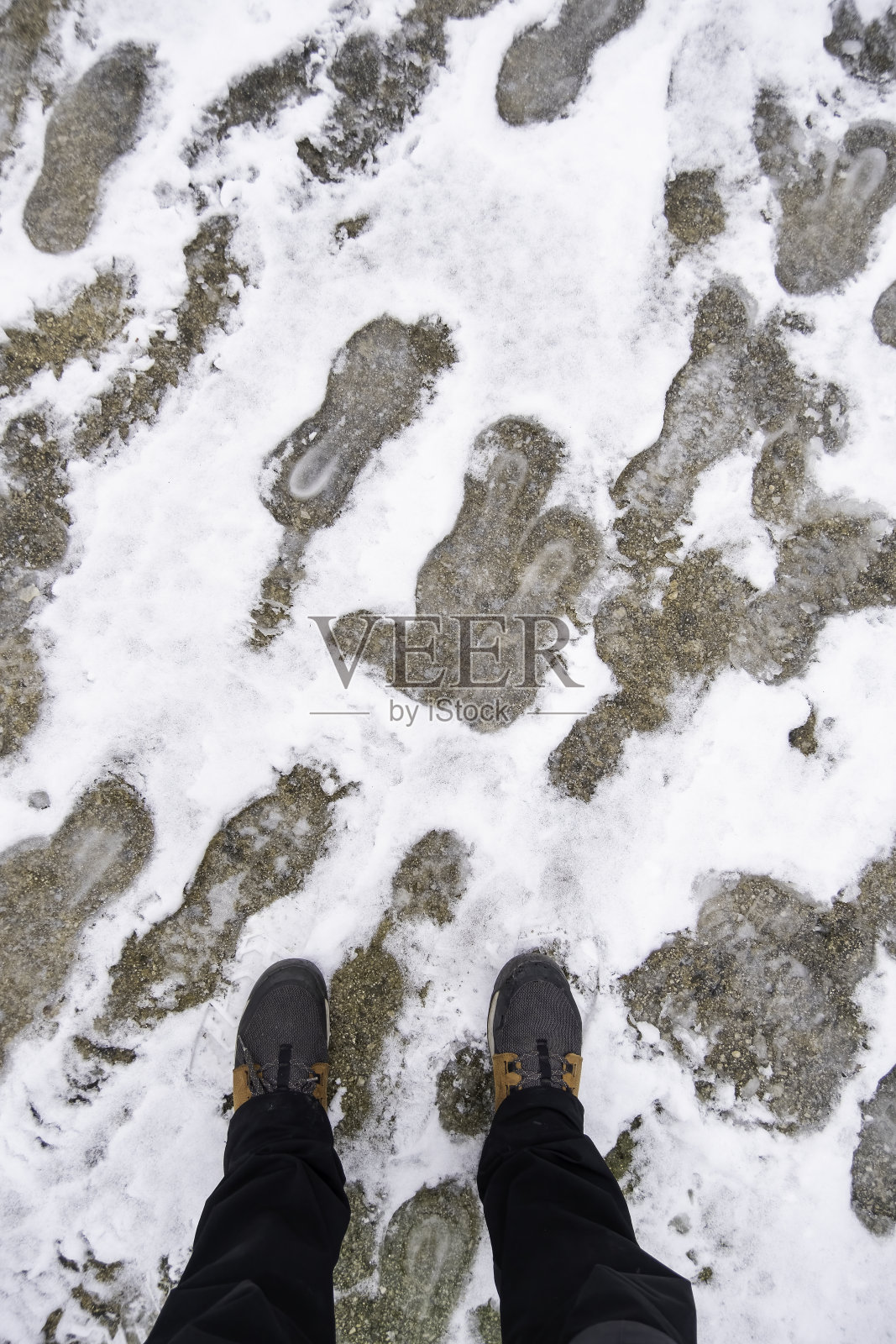 人的脚在雪地里照片摄影图片