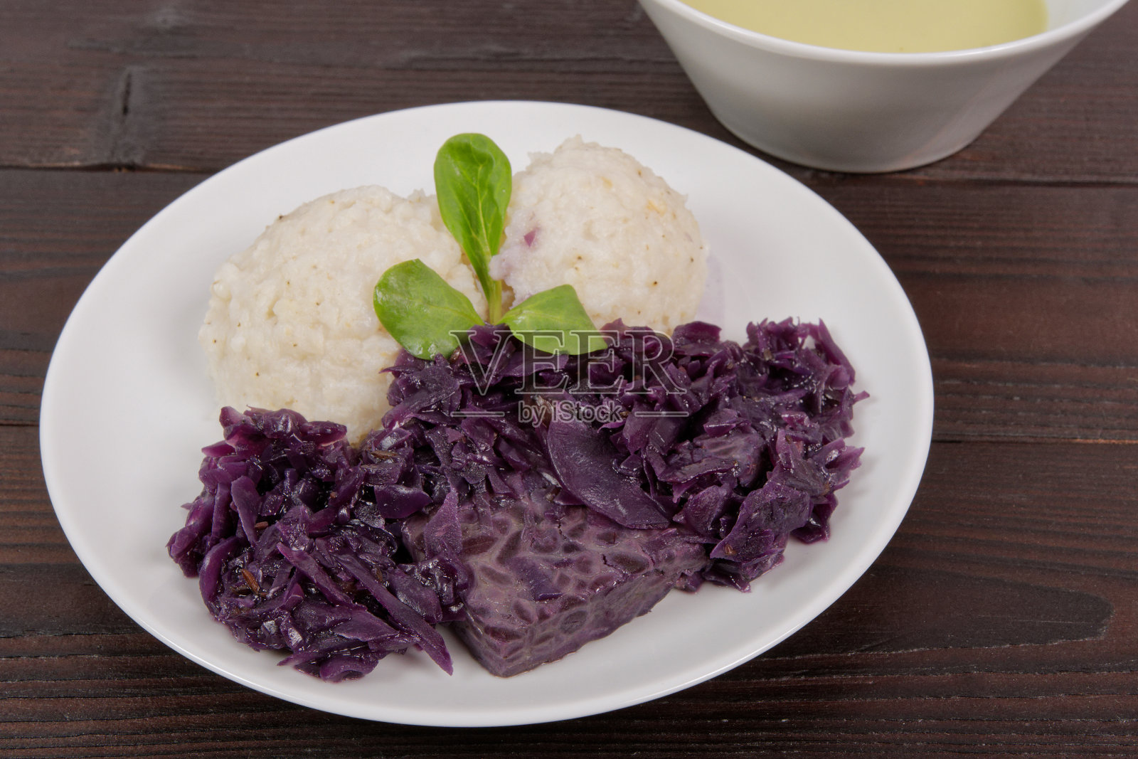 豆豉，红白菜和高粱放在桌子上照片摄影图片