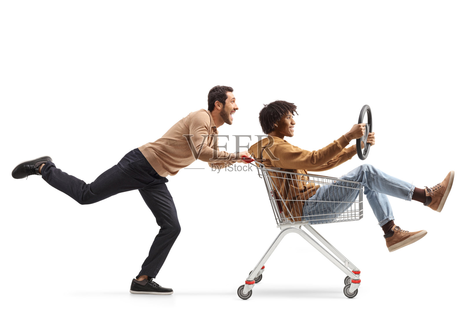 一个年轻的白人推着一个非裔美国人的购物车，车上有方向盘照片摄影图片