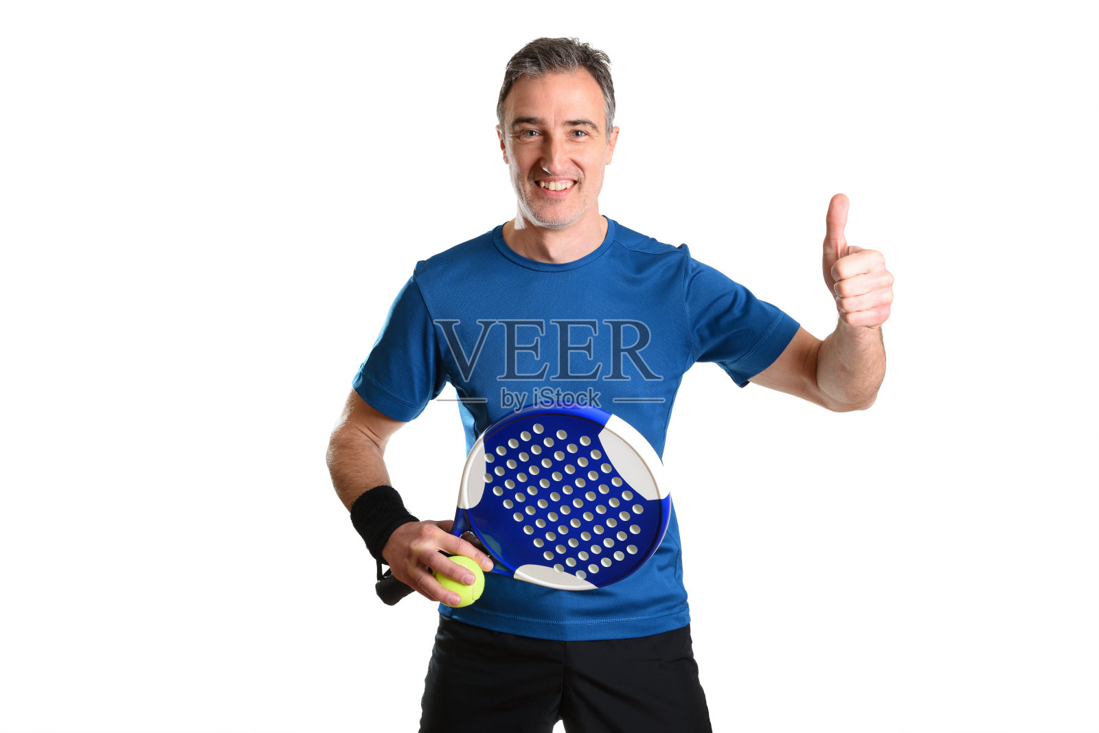 手持球拍和板球并做出OK手势的微笑男人照片摄影图片