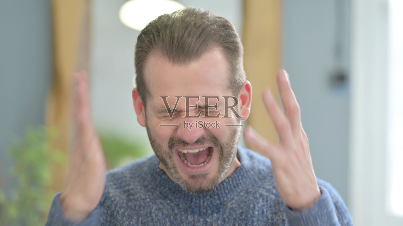 中年男子在压力中尖叫照片摄影图片