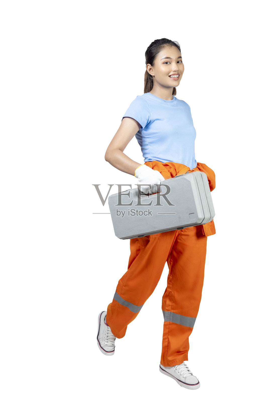 穿着制服的亚洲女汽车技师，拿着汽车千斤顶和扳手照片摄影图片