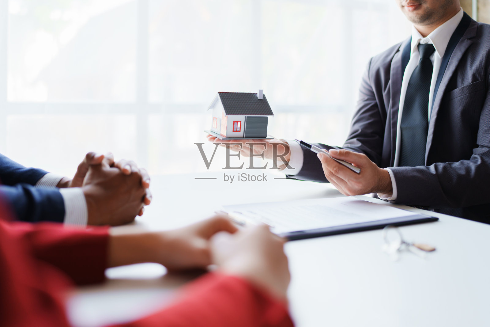 购买住宅和土地的房地产公司在出售房屋并签订贷款协议后，将钥匙和住宅转交给夫妇。照片摄影图片