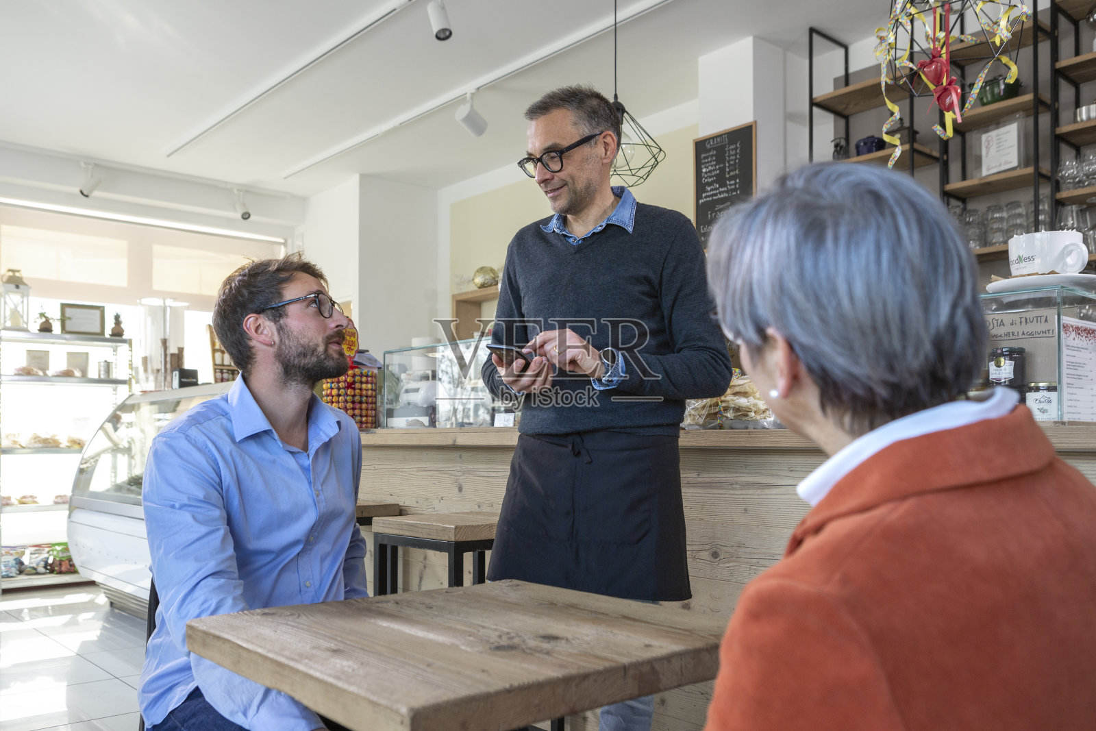 酒吧招待员与顾客在一起照片摄影图片