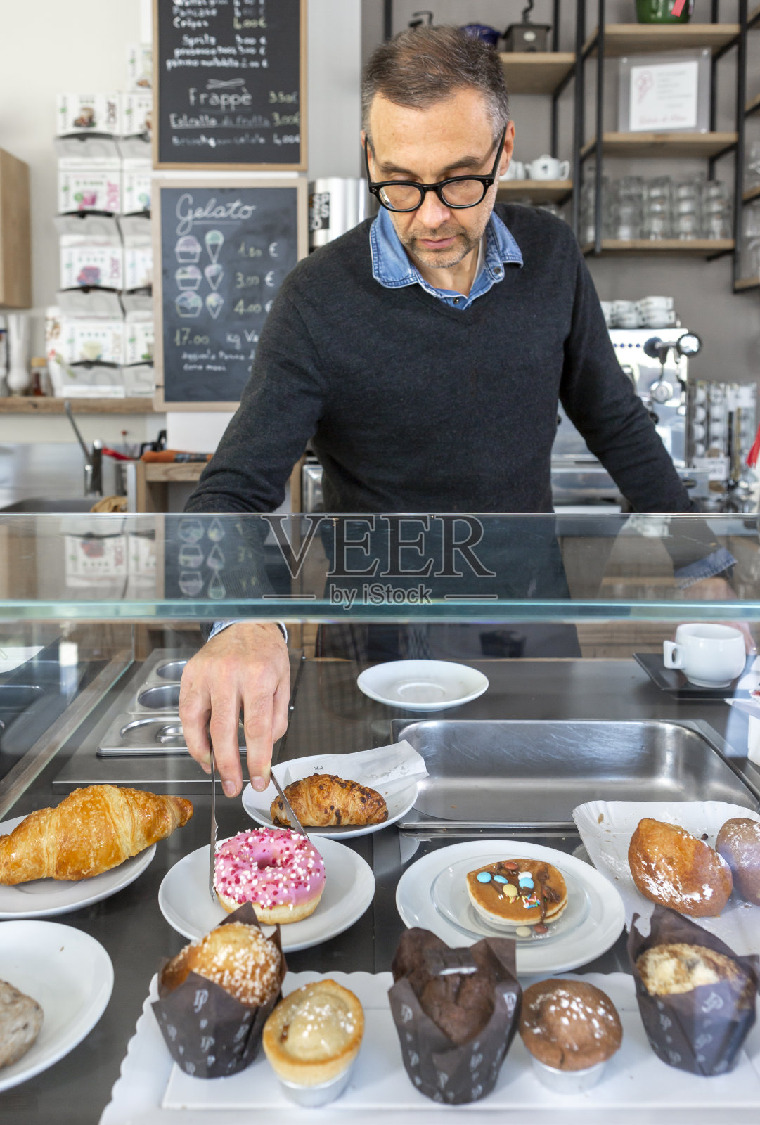 在意大利酒吧吃早餐照片摄影图片