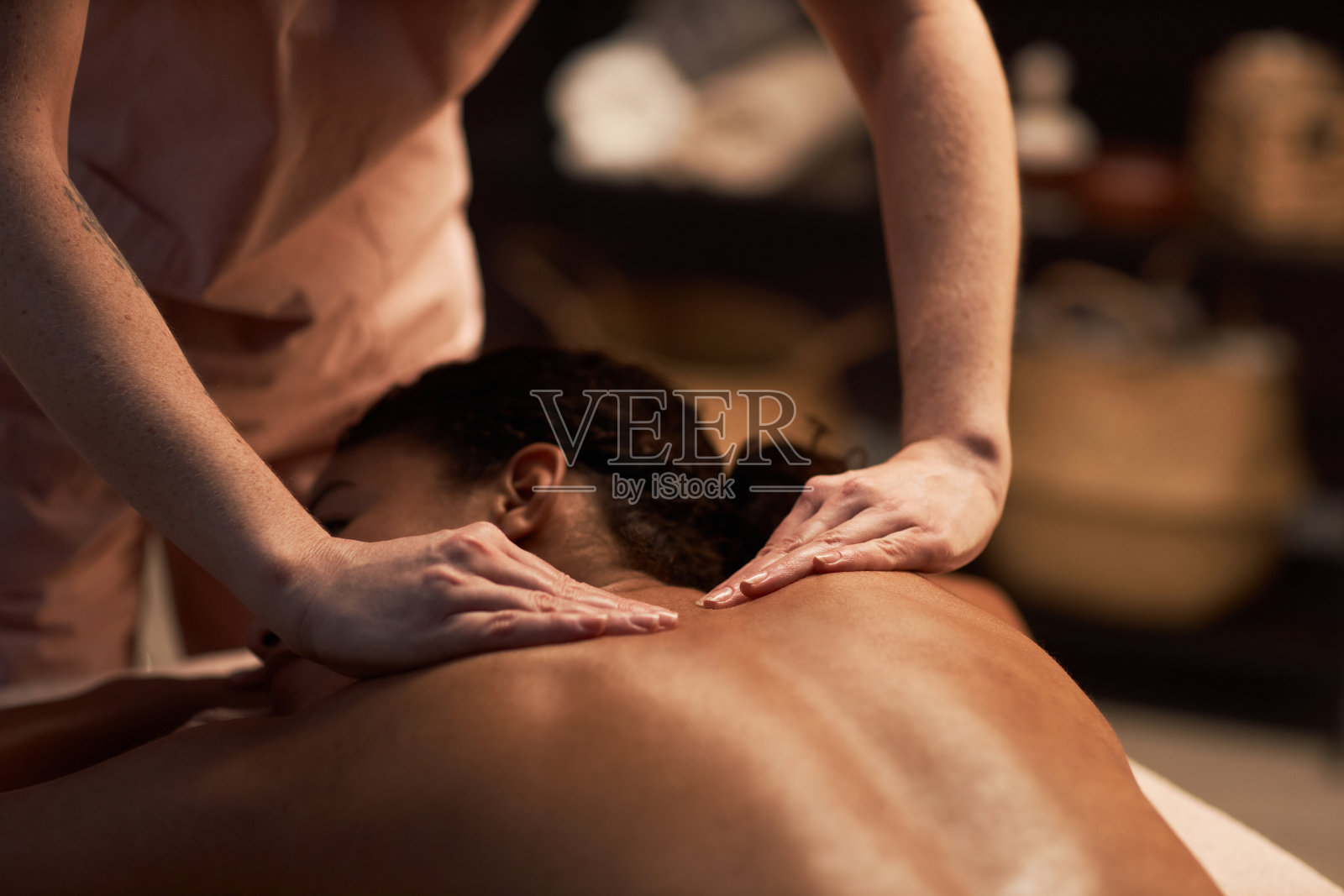 用天然油脂按摩背部照片摄影图片