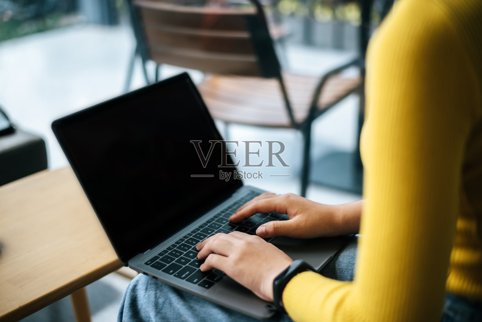 年轻女子在咖啡馆用笔记本电脑工作照片摄影图片