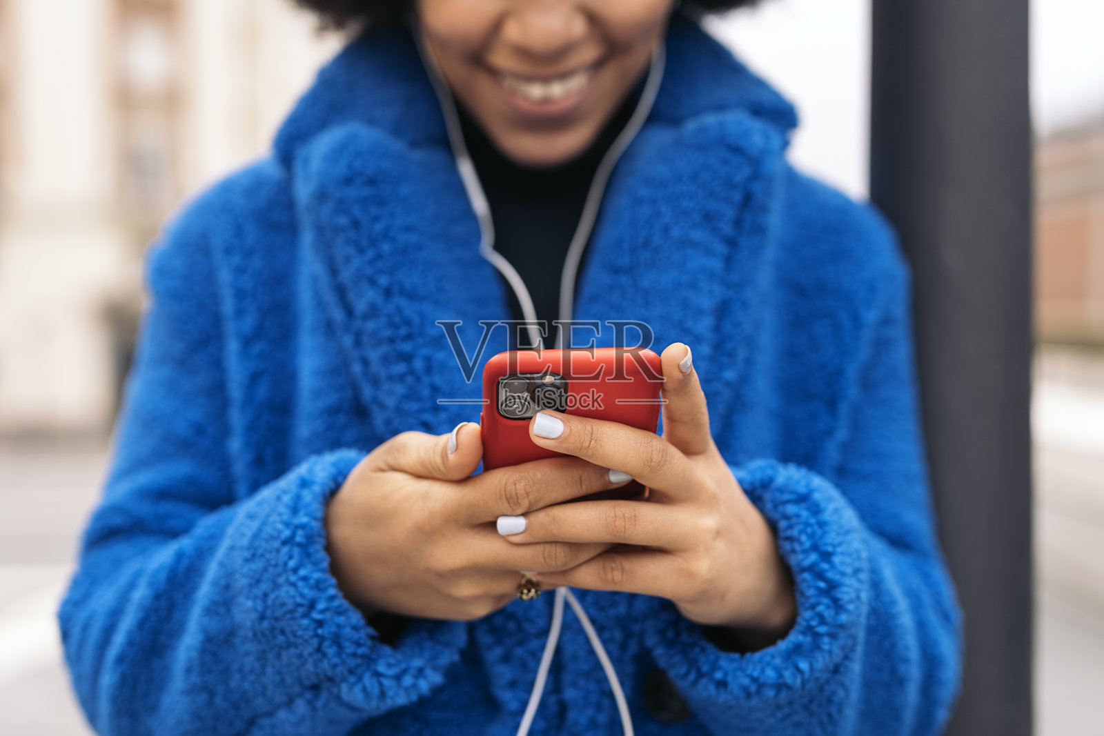 酷的非洲女孩打字照片摄影图片