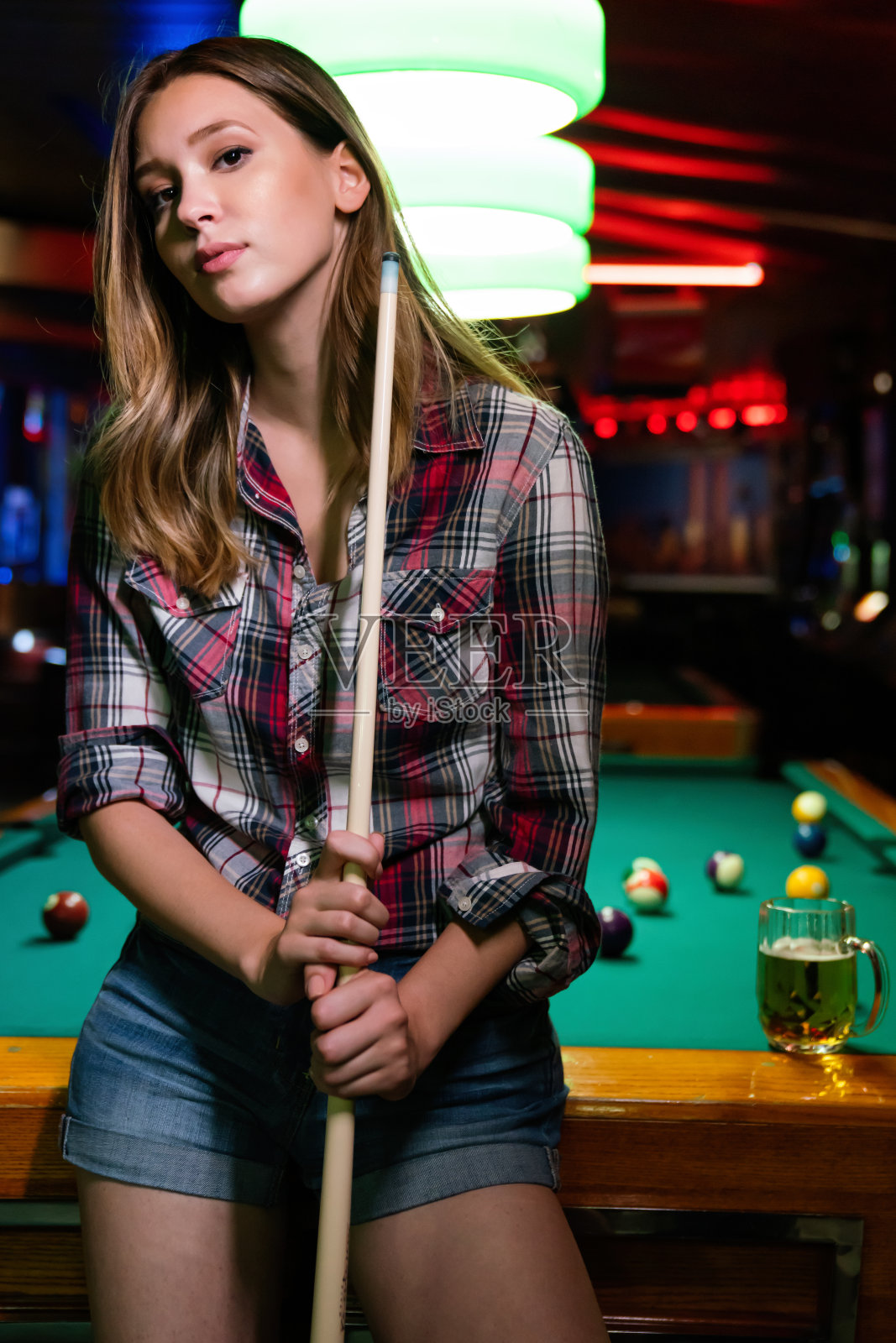 美丽的年轻女子在台球俱乐部的肖像照片摄影图片