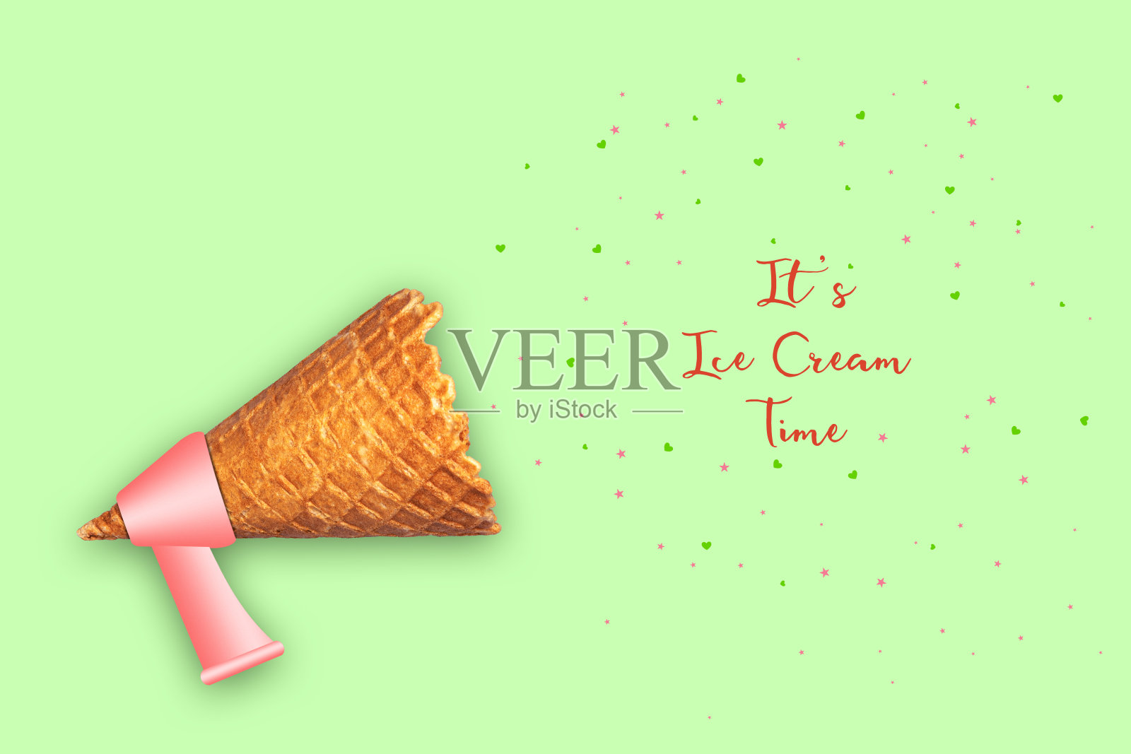 冰淇淋甜筒，扩音器，还有“冰淇淋时间到了”的字样。柔和的绿色背景。概念冰淇淋。抽象。照片摄影图片