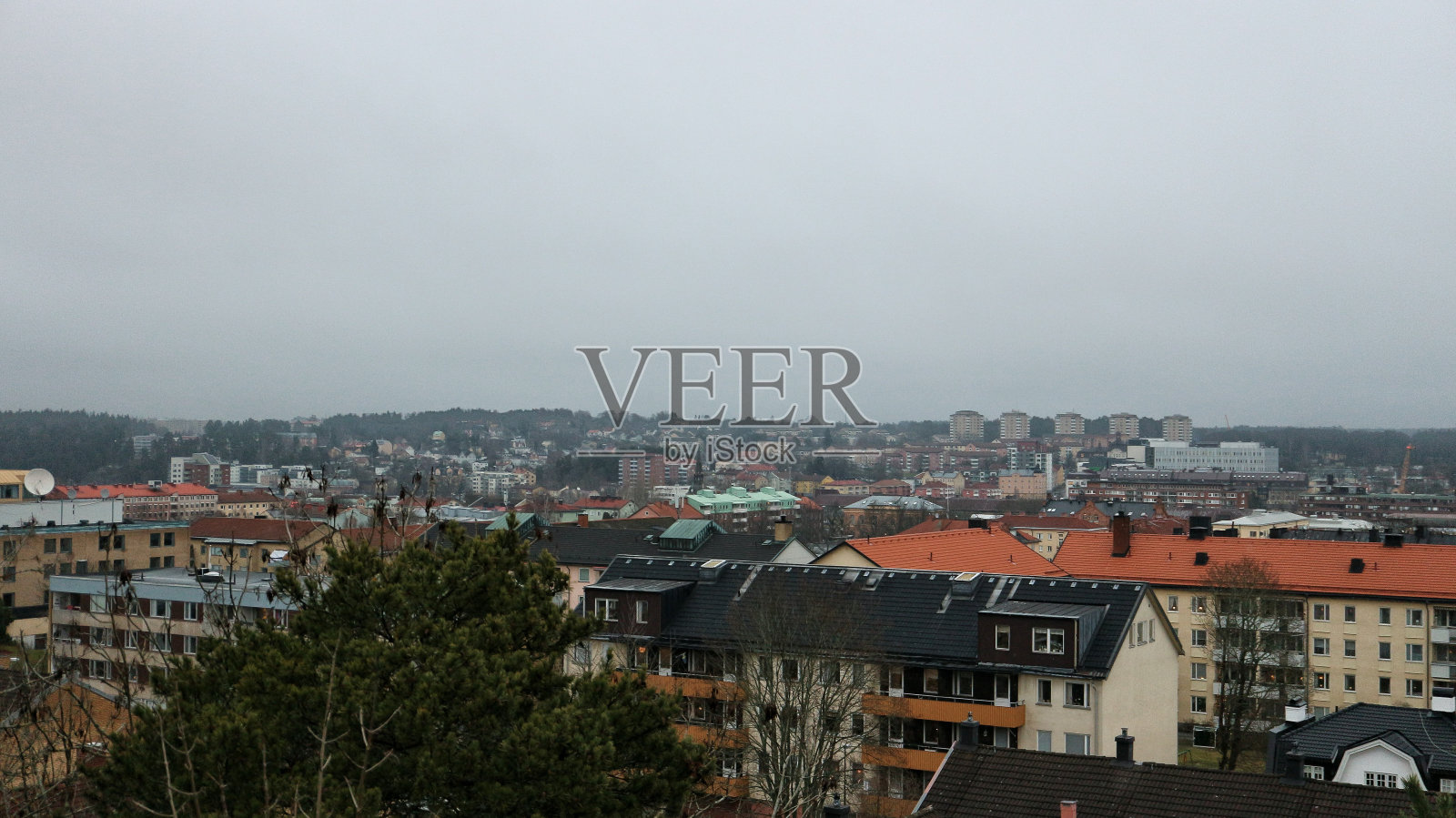 多云天空下的城市景观的高角度视图照片摄影图片