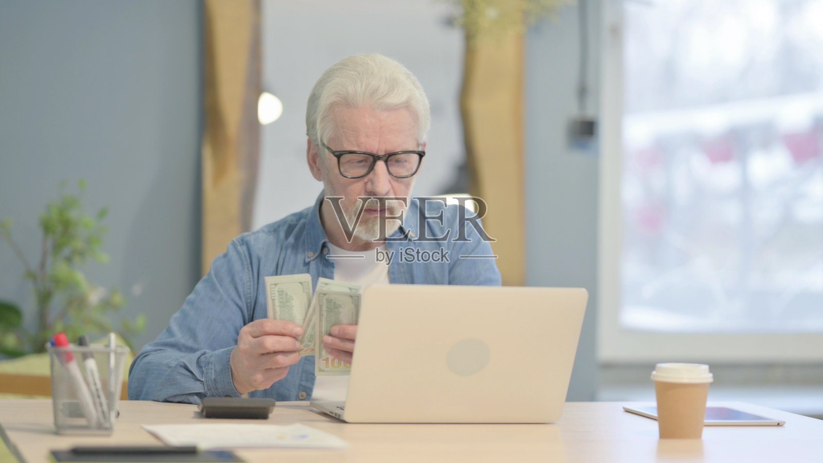 从事笔记本电脑和平板电脑设计的男性平面设计师照片摄影图片