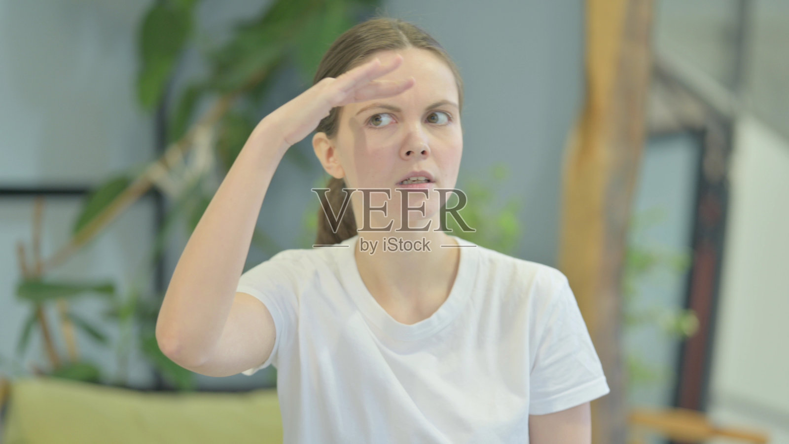 随意的年轻女性寻找新机会的肖像照片摄影图片