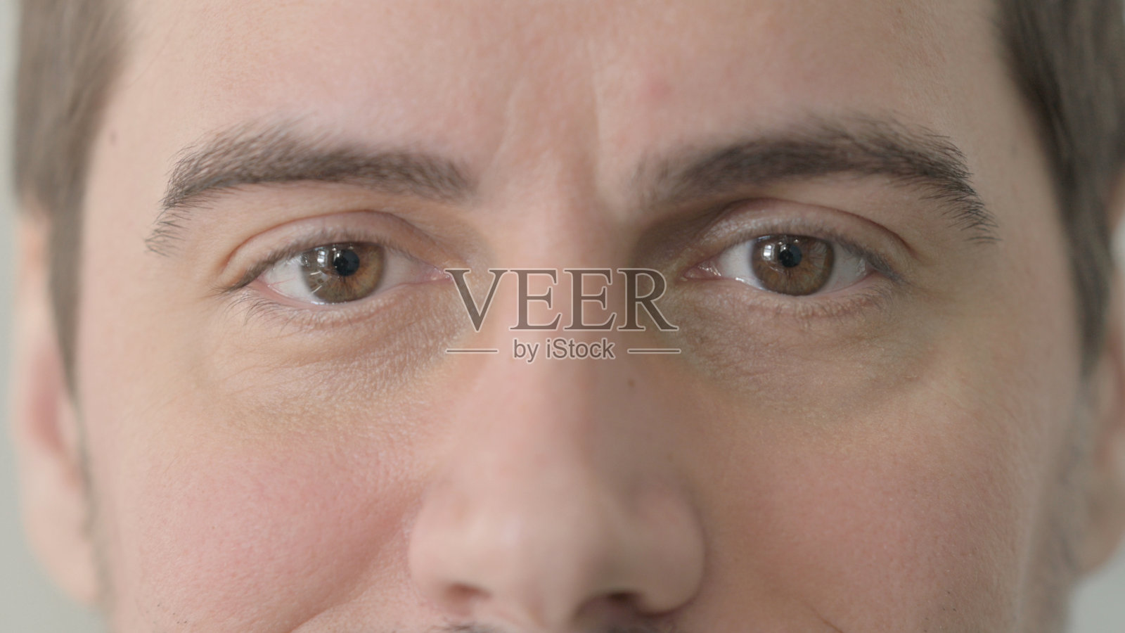 近距离的年轻男子微笑的嘴唇照片摄影图片