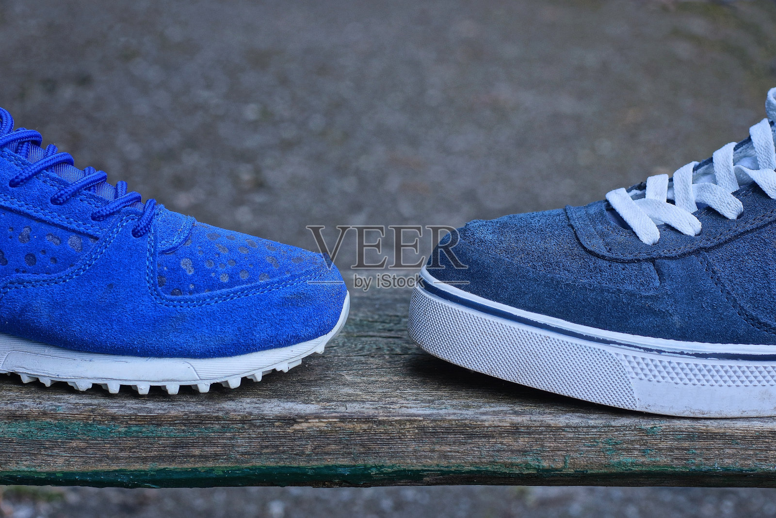两只白色鞋底的蓝色麂皮鞋照片摄影图片