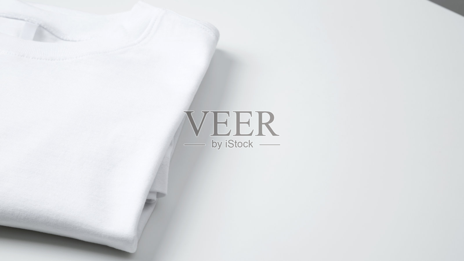 基本款折叠白t恤。模仿品牌t恤。本空间照片摄影图片