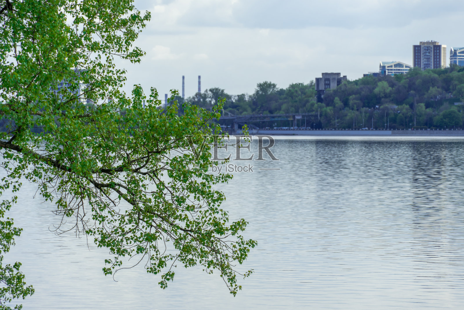 乌克兰第聂伯罗市中心和河岸的全景。照片摄影图片