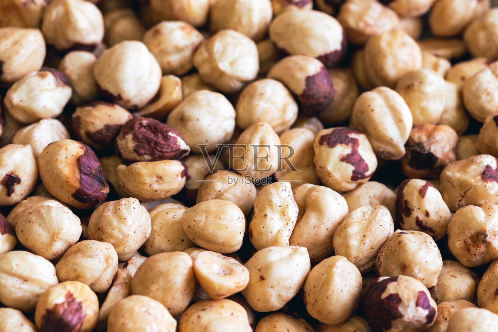 去皮榛子。去皮不好的榛子。背景是去皮的榛子。照片摄影图片