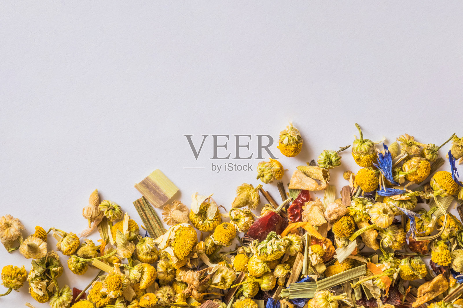 白色背景的高山草本茶。高山田野。香草茶，柠檬草，鲜花和洋甘菊。前视图。关闭了。高分辨率。照片摄影图片