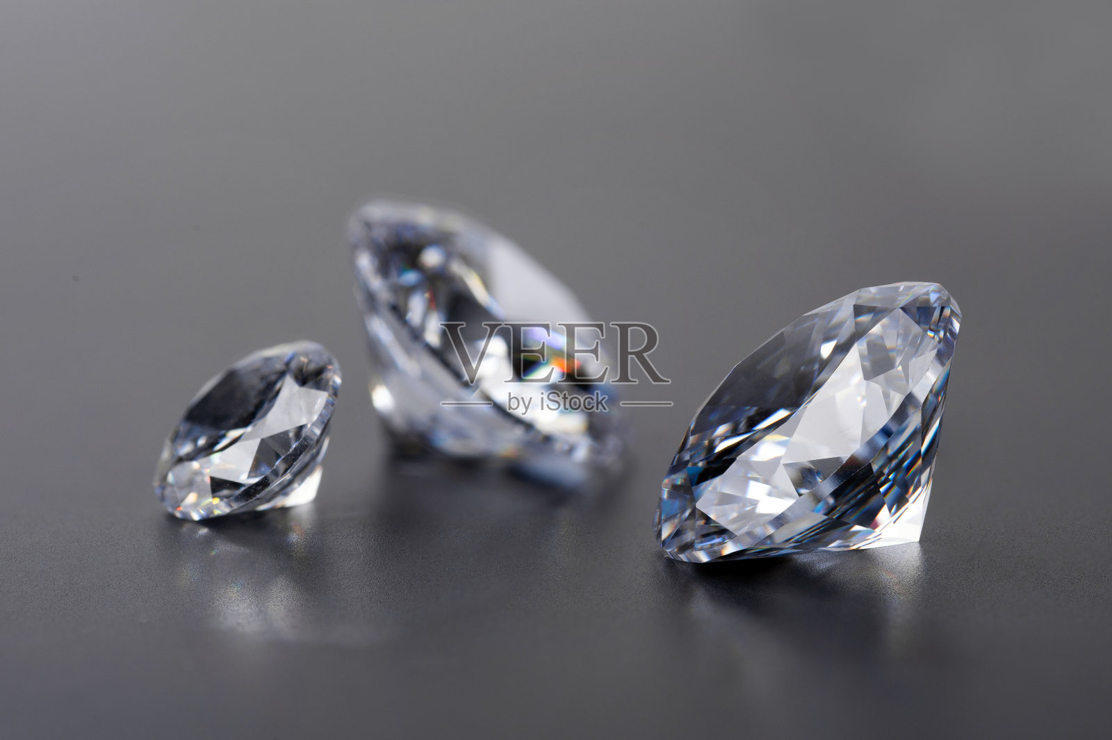 辉煌的切割钻石举行镊子在黑色背景照片摄影图片