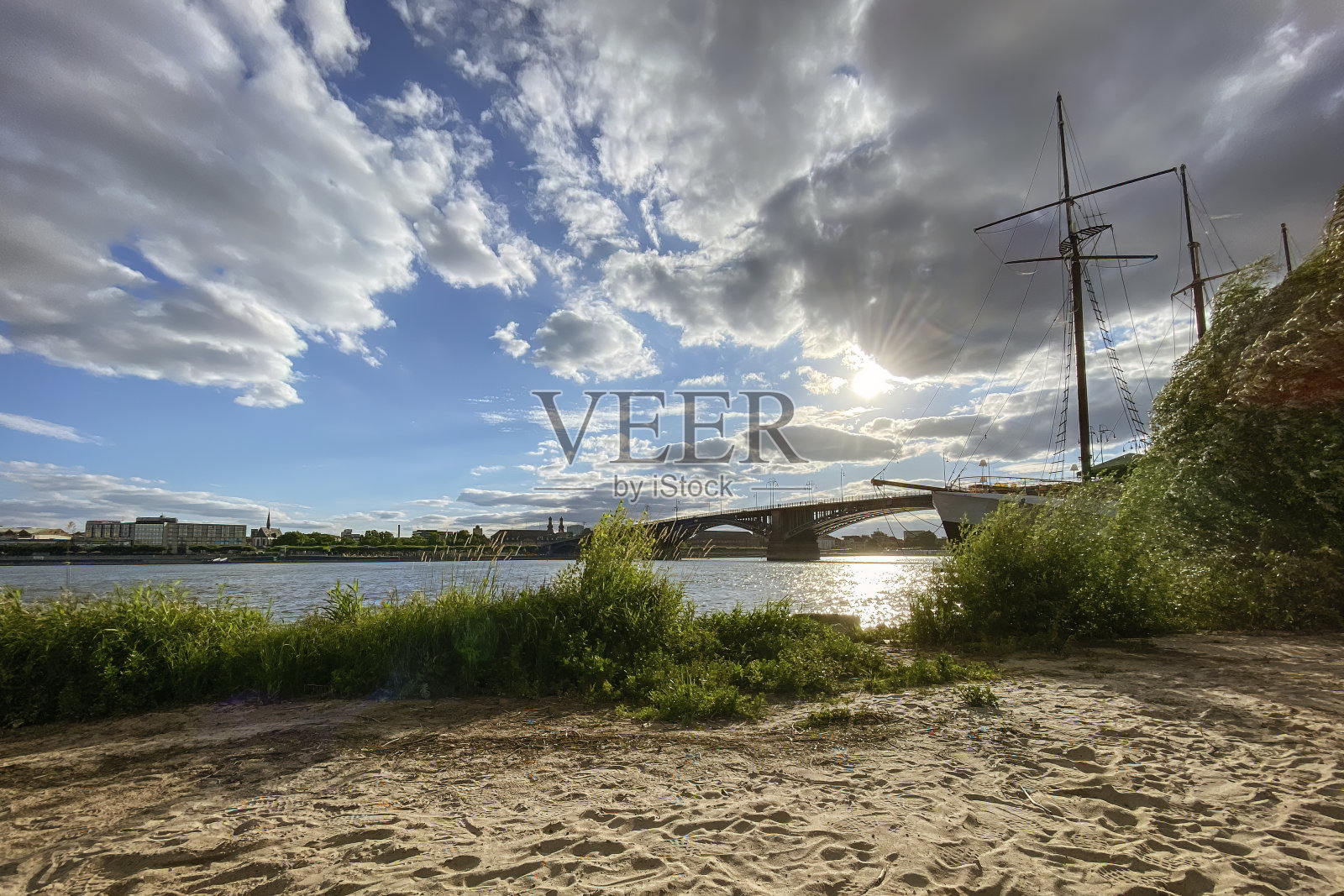 莱茵河、西奥多·赫斯大桥和德国美因茨市的风景照片摄影图片