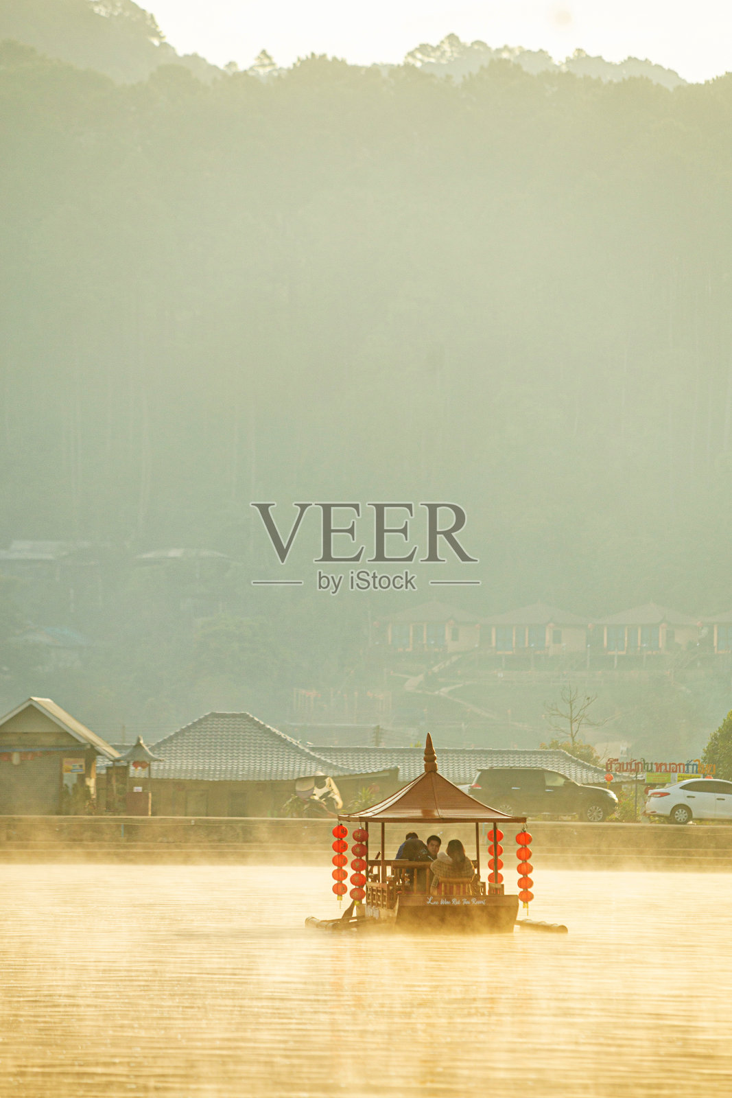 雾蒙蒙的早晨，泰国湄宏颂省班拉泰村照片摄影图片