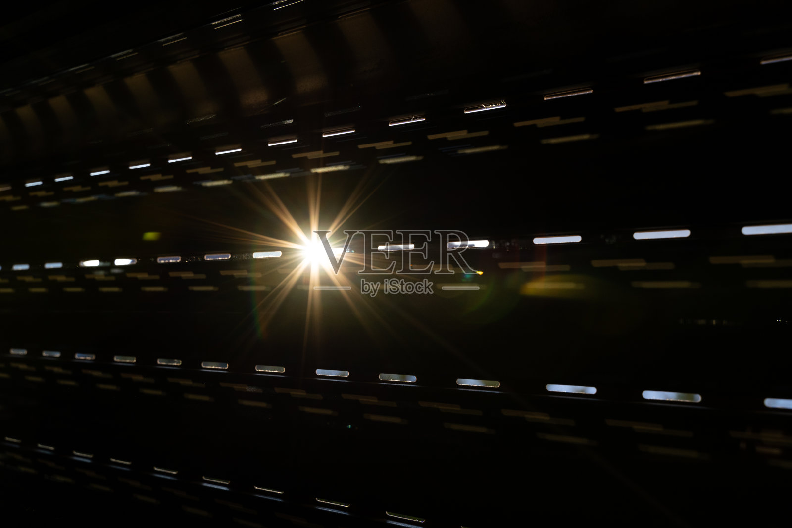 阳光与镜头耀斑在窗板缝照片摄影图片