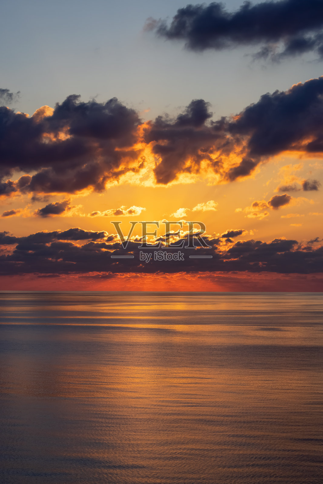 地中海上生动多彩的日出天空。照片摄影图片