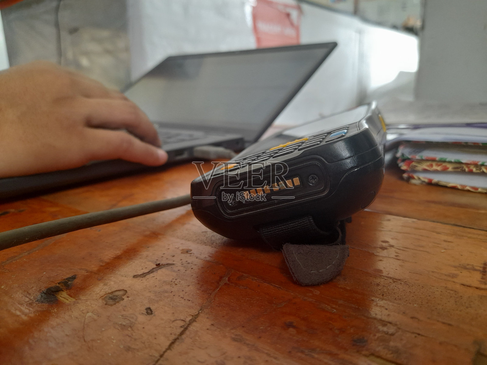 对讲机和笔记本电脑照片摄影图片