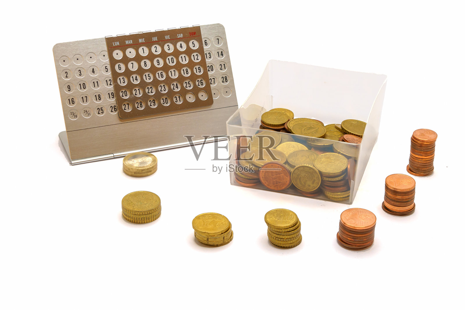 家庭会计:桌上有硬币和日历照片摄影图片