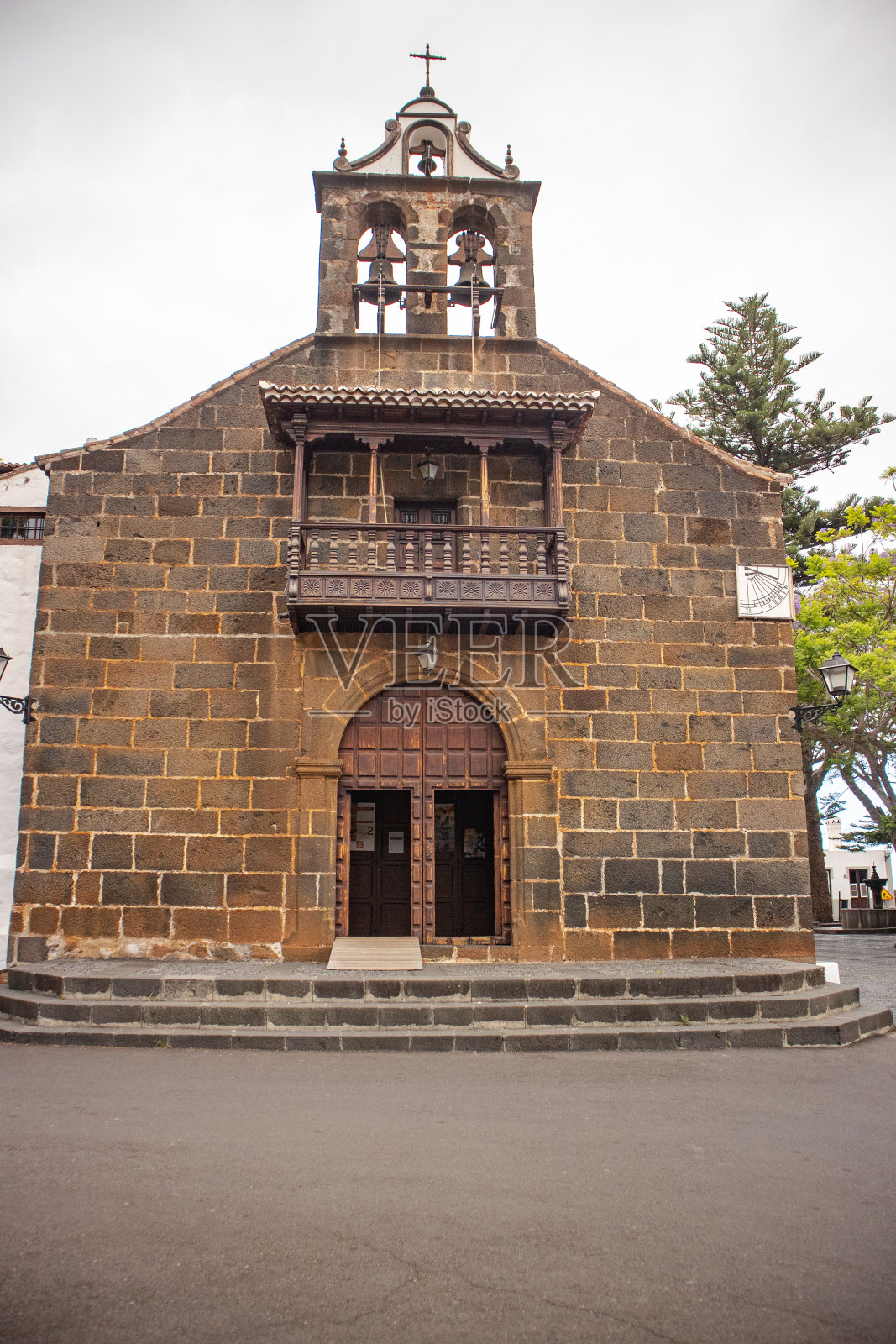 街上的老砖教堂照片摄影图片