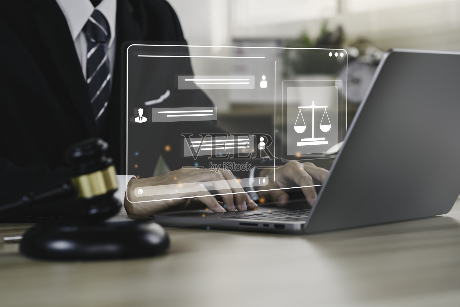手的商人或律师与法律服务图标在笔记本电脑屏幕上为企业公司合法的劳动法在线法律咨询。法律顾问和律师的概念照片摄影图片