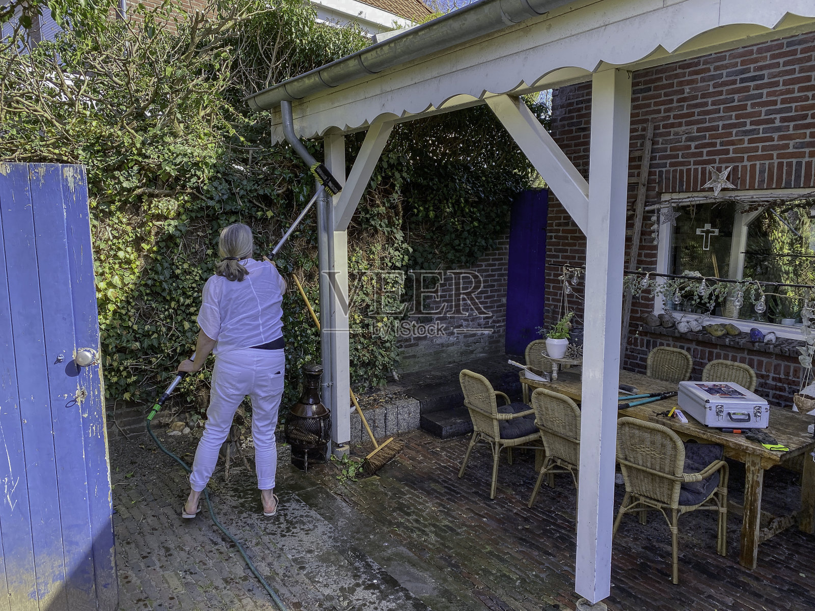 女人在清洁点心照片摄影图片