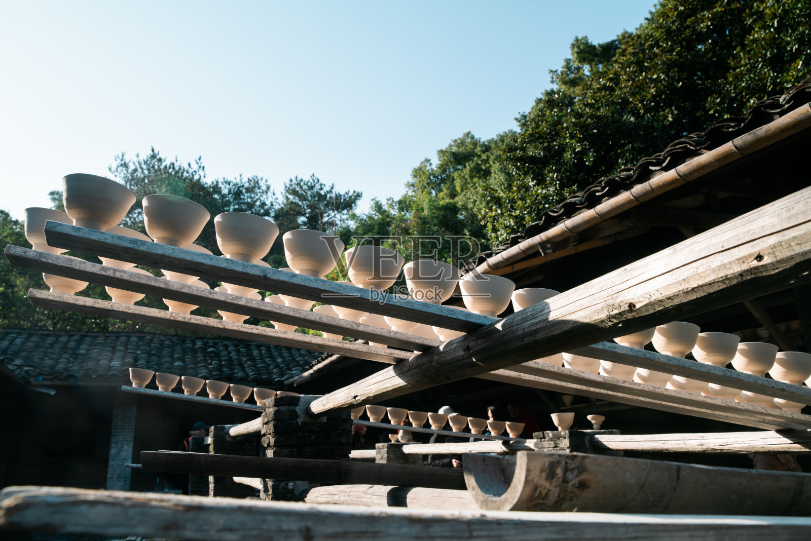 景德镇车间架上制作的大瓷碗照片摄影图片