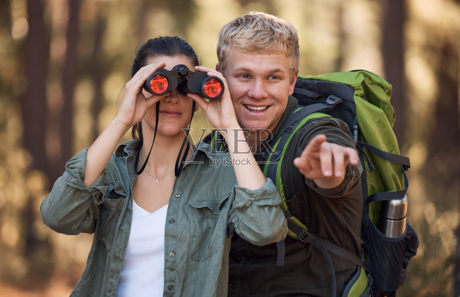 情侣，双筒望远镜和指点，徒步旅行或户外度假，假期或旅行。自由，男人和女人冒险，观光或徒步旅行，用野外望远镜观察。照片摄影图片