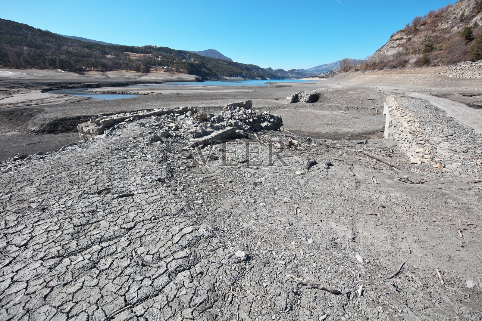 2023年塞尔蓬松湖冬季水位令人担忧，展现昔日遗迹照片摄影图片
